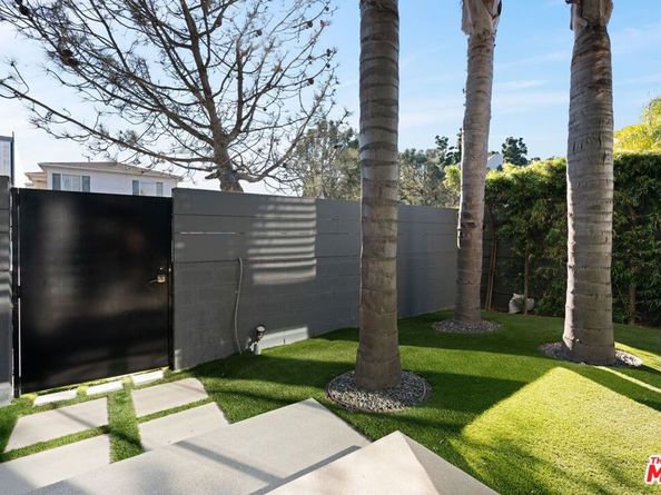 303 Venice Way, Venice CA 90291