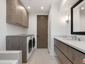 303 Venice Way, Venice CA 90291