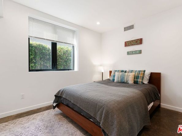 303 Venice Way, Venice CA 90291