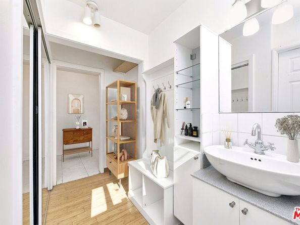 425 S Kenmore Avenue 104, Los Angeles CA 90020