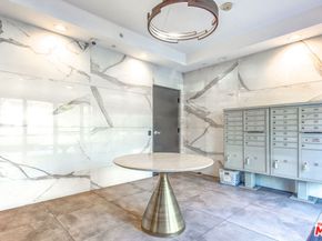 901 S Gramercy Drive 205, Los Angeles CA 90019