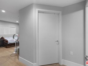 901 S Gramercy Drive 205, Los Angeles CA 90019