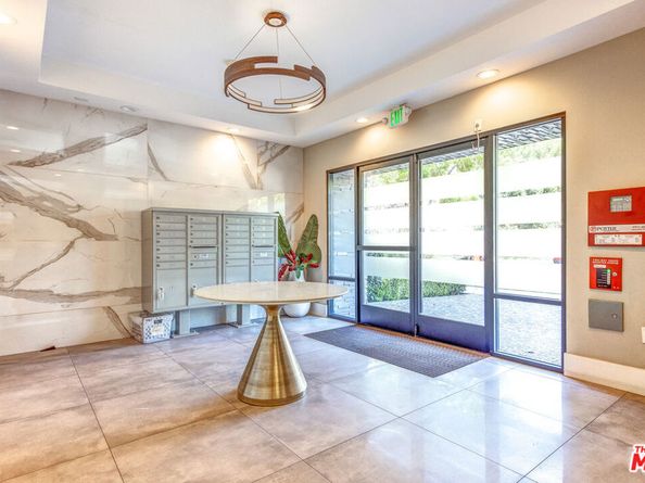 901 S Gramercy Drive 205, Los Angeles CA 90019