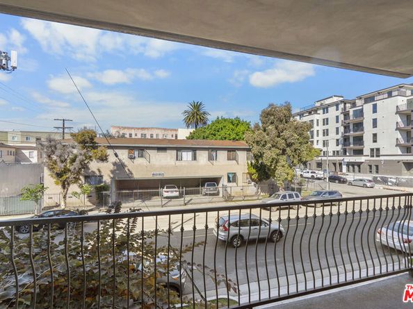 901 S Gramercy Drive 205, Los Angeles CA 90019
