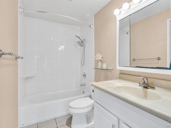 2507 Navarra Dr 202, Carlsbad CA 92009