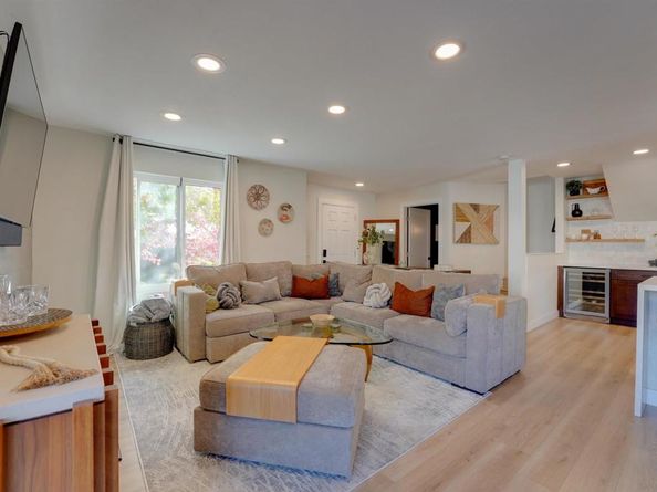 8430 Via Sonoma 49, La Jolla CA 92037