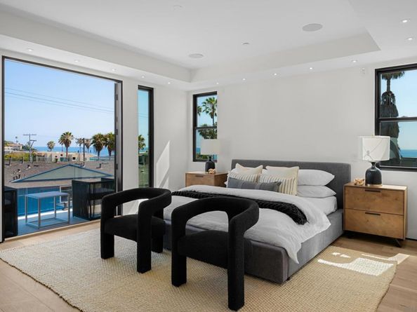 242 Playa Del Norte St, La Jolla CA 92037