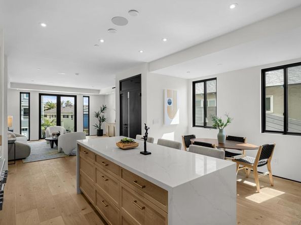 242 Playa Del Norte St, La Jolla CA 92037