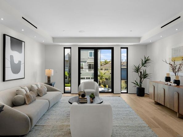 242 Playa Del Norte St, La Jolla CA 92037