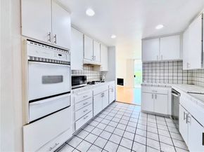 1129 Larrabee Street 10, West Hollywood CA 90069