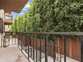 1045 N Kings Road 105, West Hollywood CA 90069