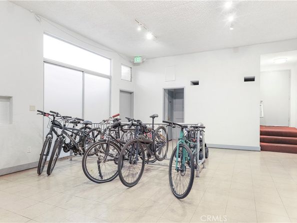 1045 N Kings Road 105, West Hollywood CA 90069