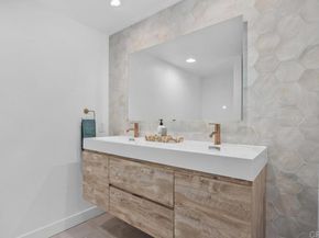 7021 Estrella De Mar Rd, Carlsbad CA 92009