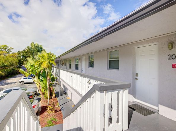 2741 NE 8th Ave 15, Wilton Manors FL 33334