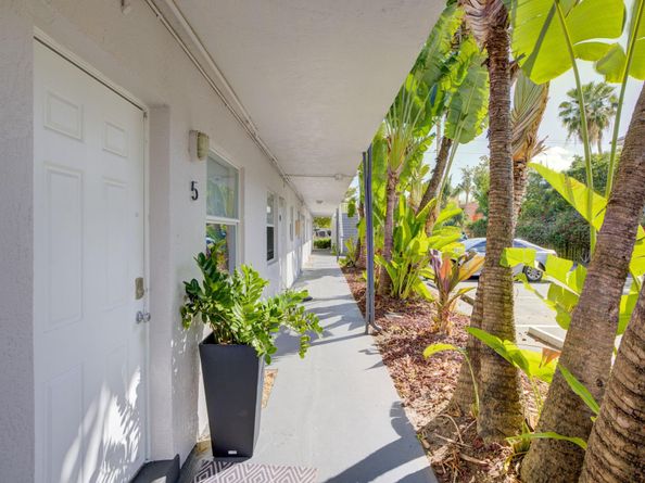 2741 NE 8th Ave 15, Wilton Manors FL 33334