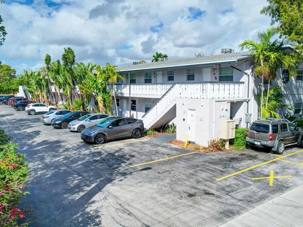 2741 NE 8th Ave 15, Wilton Manors FL 33334