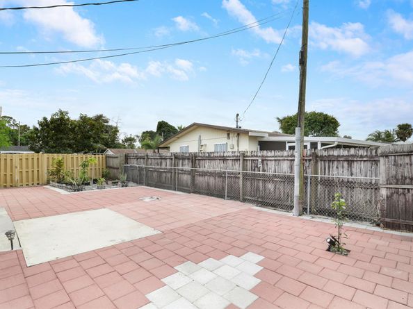 827 Caroline Avenue, West Palm Beach FL 33413