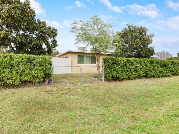827 Caroline Avenue, West Palm Beach FL 33413