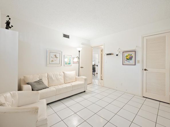 9923 S Hollybrook Lake Dr 109, Pembroke Pines FL 33025
