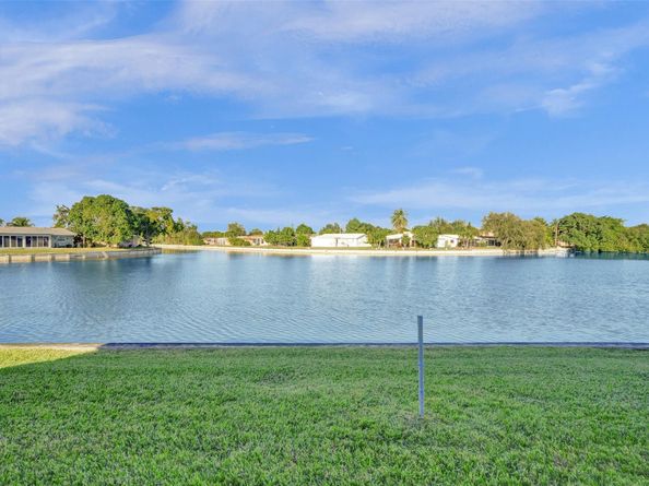 6713 NW 58th Ct, Tamarac FL 33321