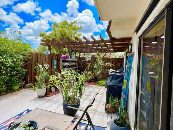 915 SW 120th Way, Davie FL 33325