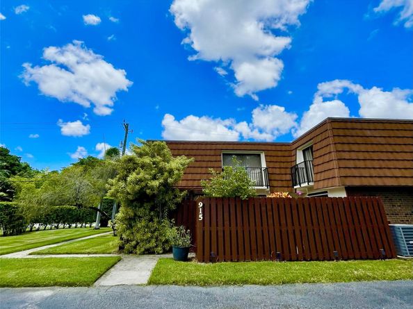 915 SW 120th Way, Davie FL 33325