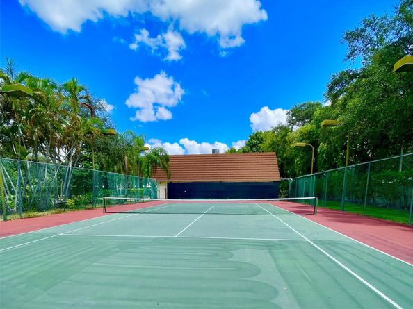 915 SW 120th Way, Davie FL 33325