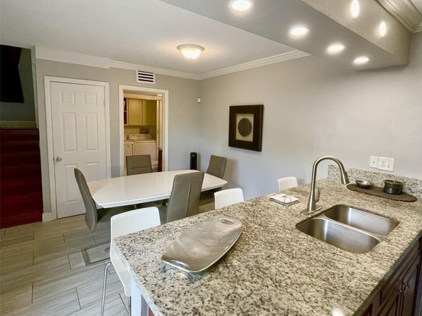 915 SW 120th Way, Davie FL 33325