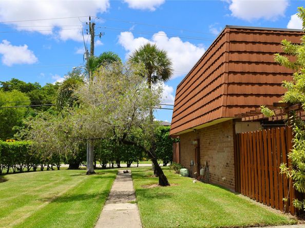 915 SW 120th Way, Davie FL 33325