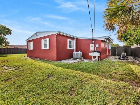 2820 NW 207 St, Miami Gardens FL 33056