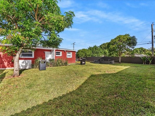 2820 NW 207 St, Miami Gardens FL 33056