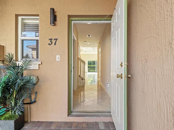 37 SE 3rd Avenue, Hallandale Beach FL 33009