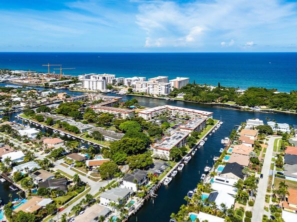 3050 NE 48th Court 402, Lighthouse Point FL 33064