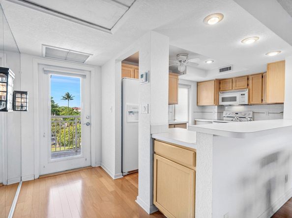 3050 NE 48th Court 402, Lighthouse Point FL 33064