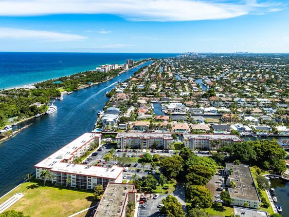 3050 NE 48th Court 402, Lighthouse Point FL 33064