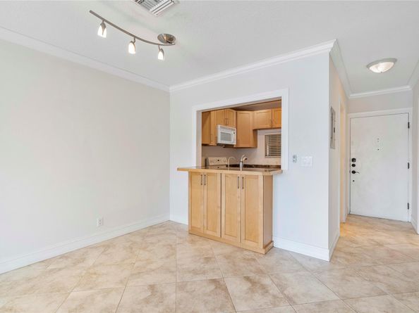 2201 SE 9th St 206, Pompano Beach FL 33062