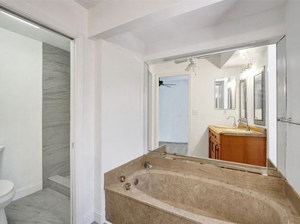103 Heatherbrook Way 143, Hollywood FL 33021