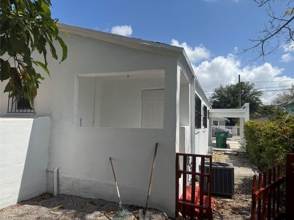 1735 NW 69th St, Miami FL 33147
