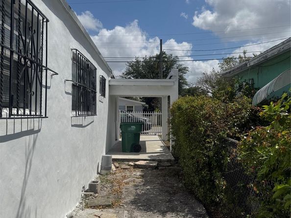 1735 NW 69th St, Miami FL 33147