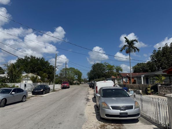 1735 NW 69th St, Miami FL 33147