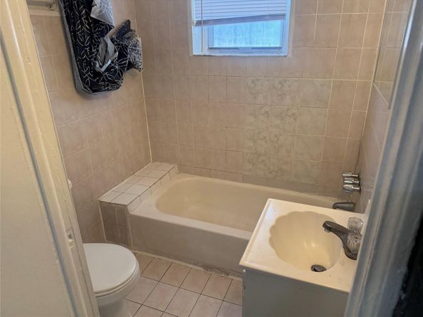 1735 NW 69th St, Miami FL 33147