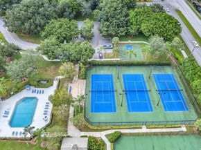 8895 Lake Park Cir, Davie FL 33328