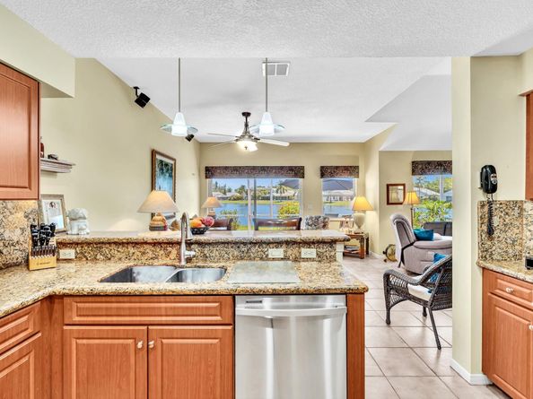 8895 Lake Park Cir, Davie FL 33328