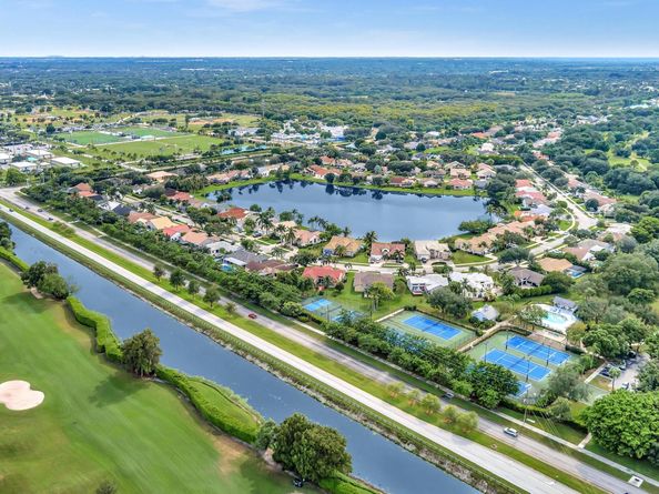 8895 Lake Park Cir, Davie FL 33328