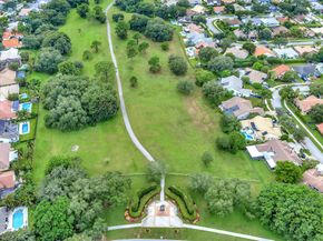 8895 Lake Park Cir, Davie FL 33328