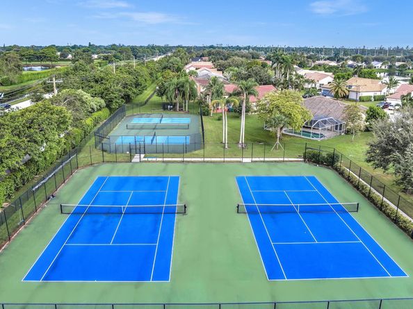 8895 Lake Park Cir, Davie FL 33328