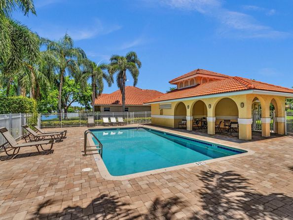 8895 Lake Park Cir, Davie FL 33328