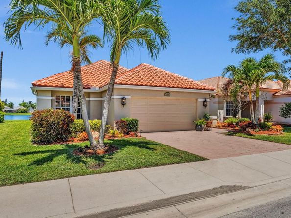 8895 Lake Park Cir, Davie FL 33328