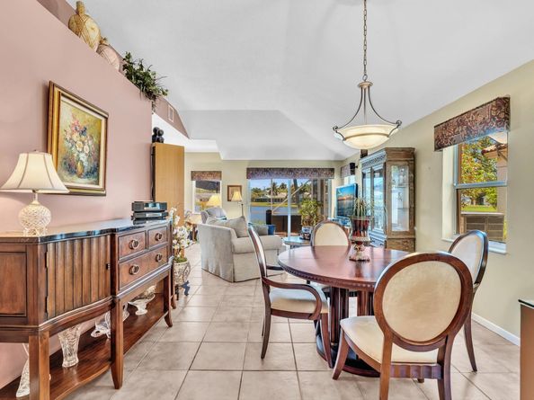 8895 Lake Park Cir, Davie FL 33328
