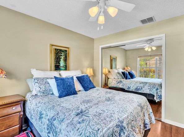 8895 Lake Park Cir, Davie FL 33328
